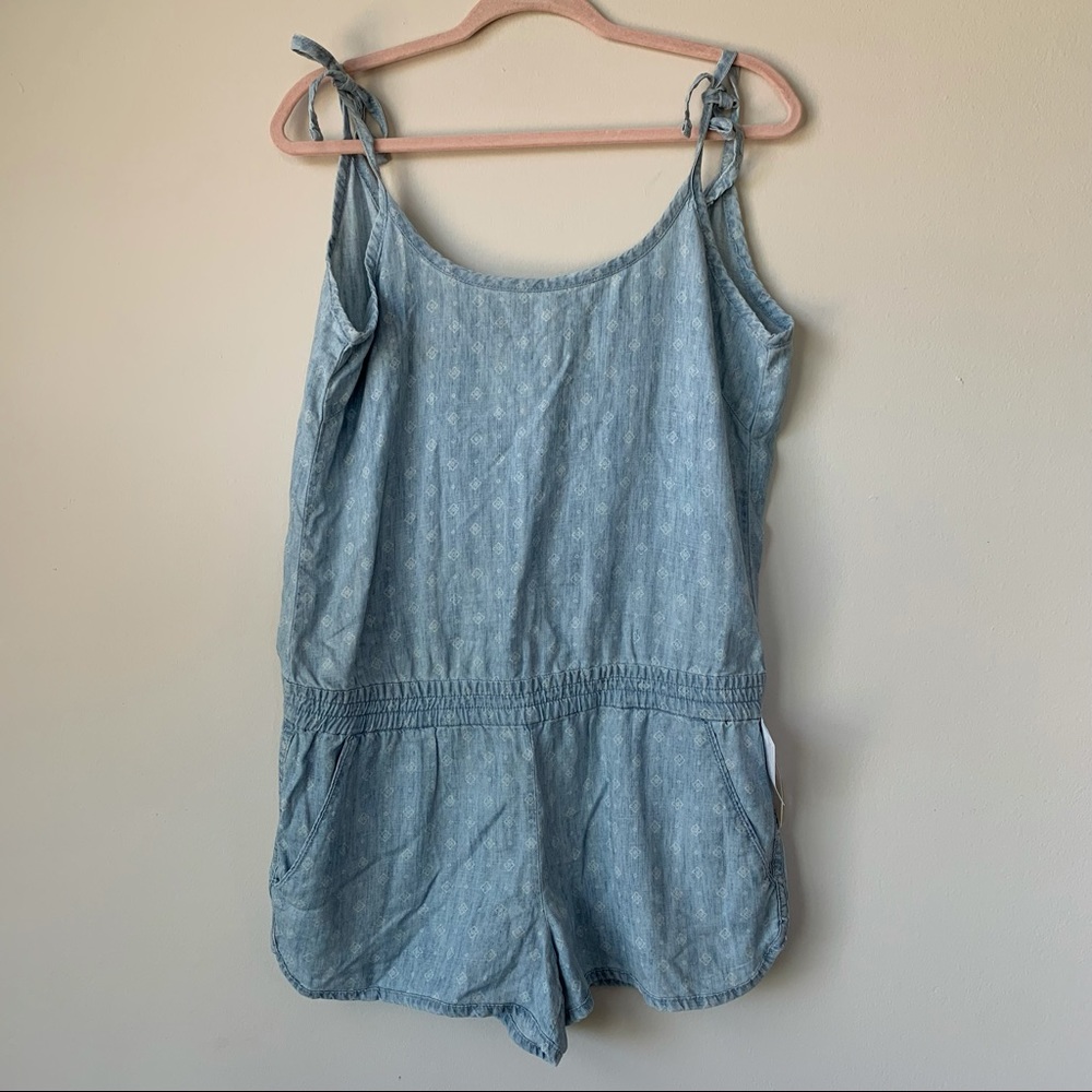 Level 99 NWT Printed Chambray Romper Cross Back Tie Straps Size Medium